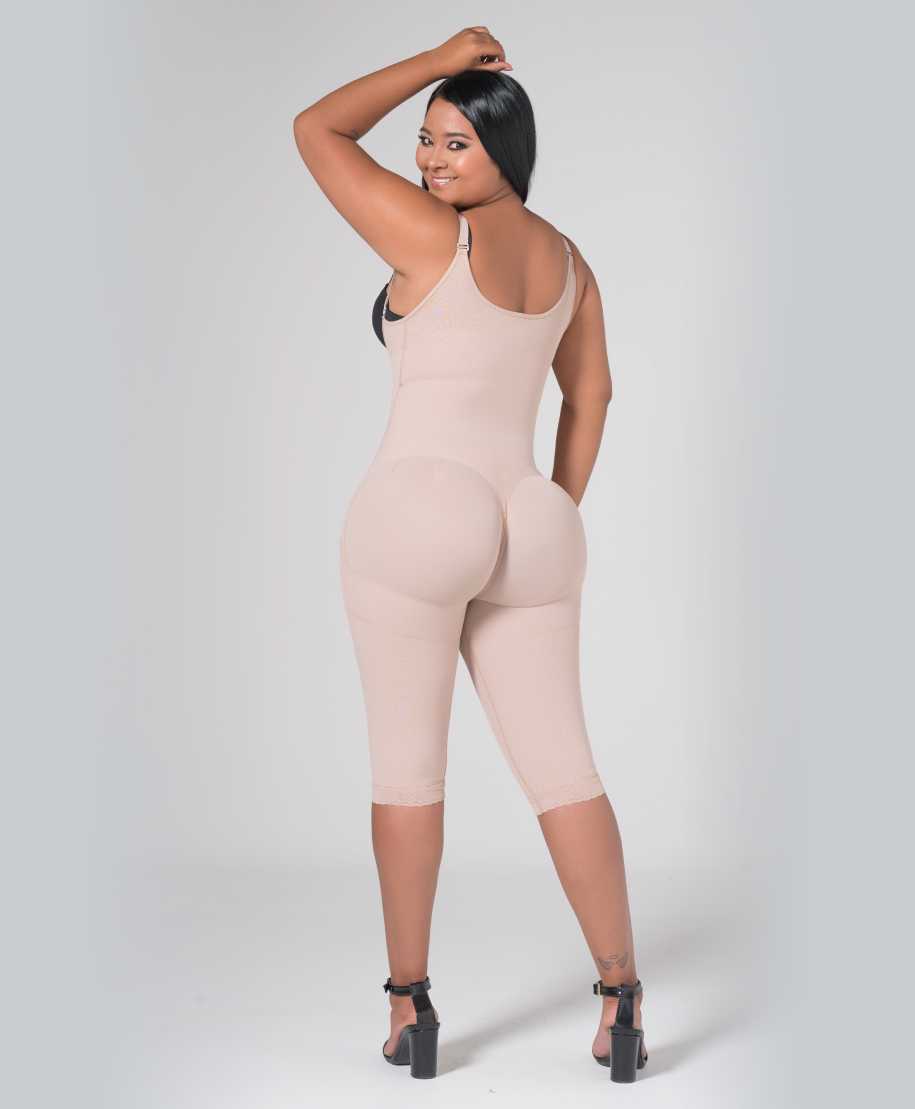 Back support and knee-length shapewear. Fajitexinternacional